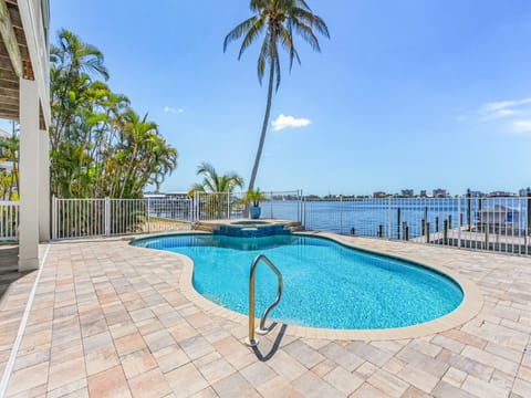 950 Sea Breeze Bay Waterfront: Pool, Spa, Dock Access House in San Carlos Island