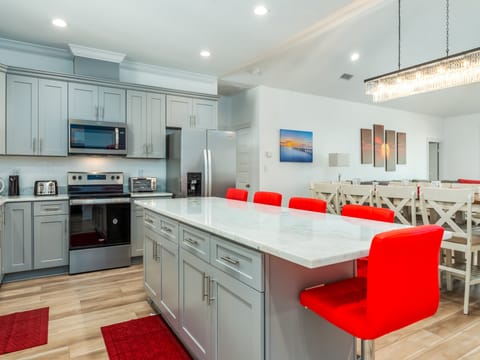 004 Wine n' Sea Fully Equipped Kitchen with Island