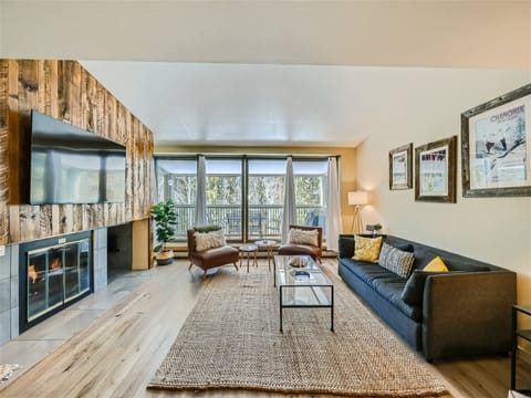 2509 Saints John - a SkyRun Keystone Property - This spacious living area boasts beautiful and tasteful decor