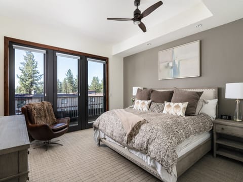 Luxury 4BDR Residence steps from Heavenly Village Apartment in Stateline