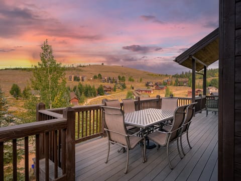Enjoy Cool Mountain Evenings with Panoramic Views