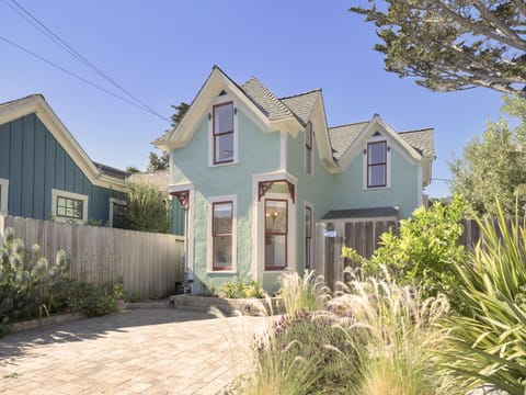 Welcome to "Rad Beach House" - Two blocks to the Beach!