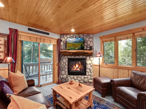 Timber Wolf Lodge 10 D has a cozy gas burning fire place and flat screen TV in the living room with leather couch and chair