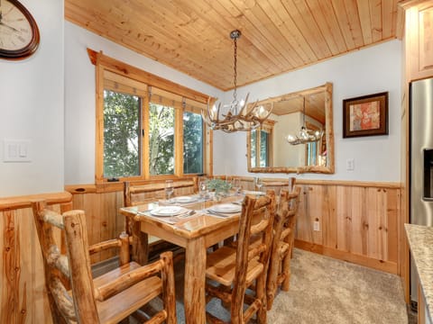 Timber Wolf Lodge 10 D's dining area with wood table set for 6 and seating for 6.