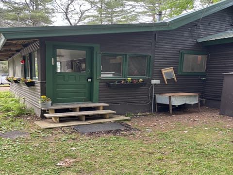 Rustic Willow Retreat - Outdoor Adventures Cabin in Wisconsin
