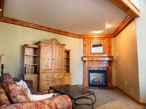 This area offers space to gather around a great game, to watch a nostalgic movie, or to engage in memorable conversations.