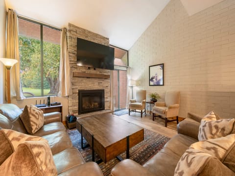 Park Avenue 256-1789 Spacious living room with sofa sleeper