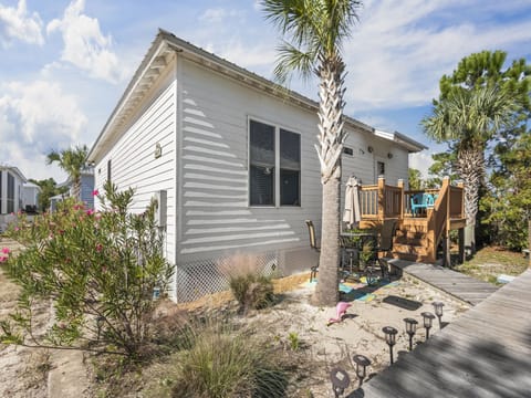 Welcome to your favorite vacation destination! Unit 4007, located in the ever popular Rookery III complex, is a 3 bedroom, 2 bathroom cottage capable of sleeping 10.