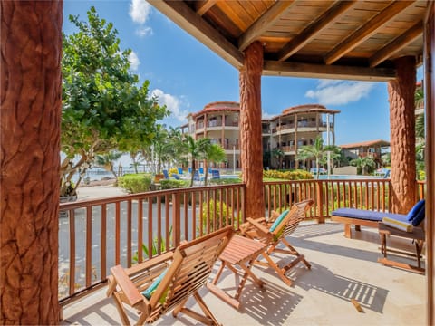 5A veranda with porch access to beachfront