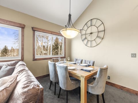 Snow Flower 123 offers a dining table with seating for 6 guests.