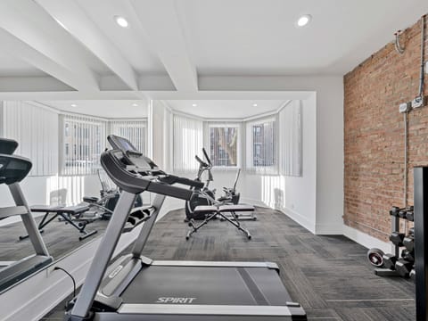 3 Bed 3 Bath Lakefront Retreat, Parking Included Apartment in Rogers Park