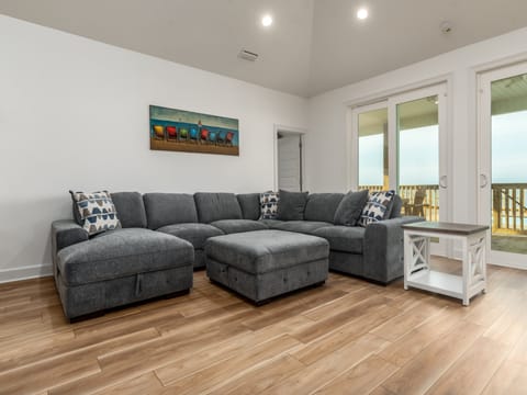 002 Beautiful Cs Pet Friendly Living Room with Beach View