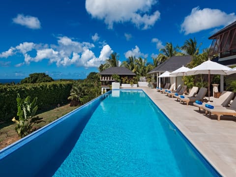 Tom Tom - Pool View