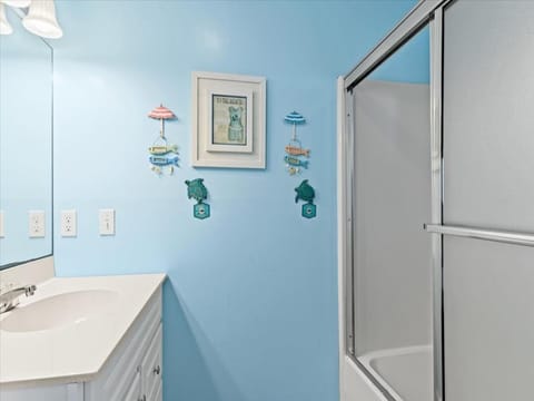 Full Bathroom Connected to King