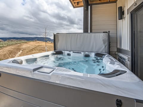 Private Hot Tub on Back of Home!