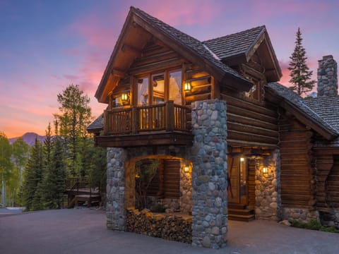 Stunning Modern Log Cabin in Mountain Village Colorado features outdoor decks, hot tub, gas grill, fireplace, 5 bedroom and 5 full bathrooms.