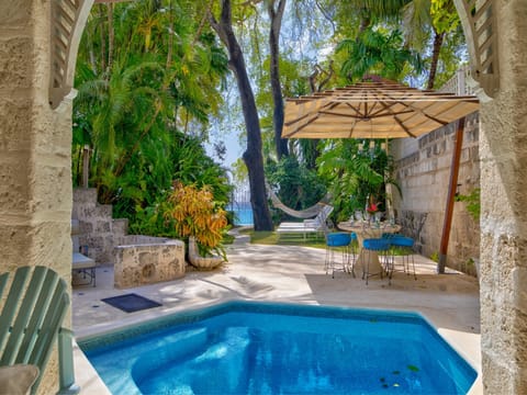 Waverly One - Pool & sea views