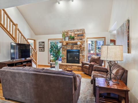 Living Room - Legend Lake Lookout - Silverthorne Vacation Rental