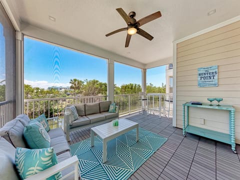 Oversized screened in balcony off the living room