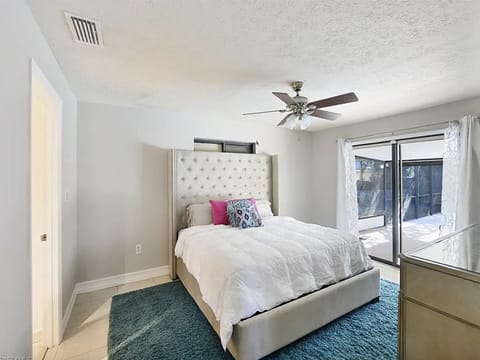 Queen Main bedroom