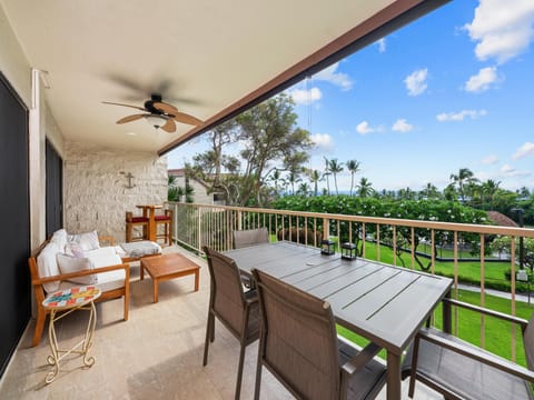 Step onto your covered terrace and find a slice of paradise. Dine under the glow of tropical sun, lounge with ocean breezes, and soak in lush greenery and swaying palms just beyond your private railing.