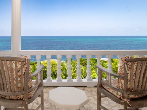 Enjoy some of the best views on the Island from High Life.  Turtle Beach (private cove) 100 yards north, Sky Beach ½ mile north, and Twin Coves 1 mile south.