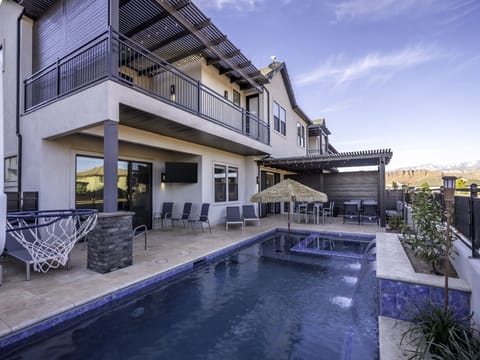 House 1: Private Pool