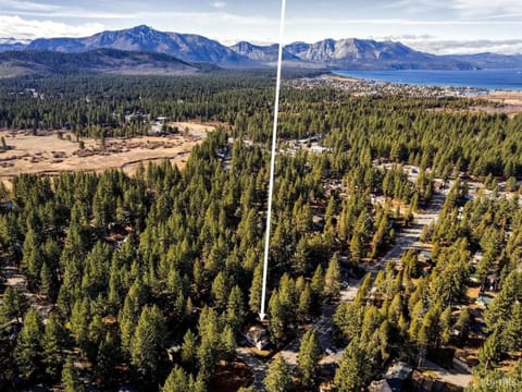 Convient location - 2 Miles to Lake