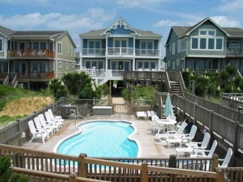 Oceanside Exterior and Pool at Majak Moments