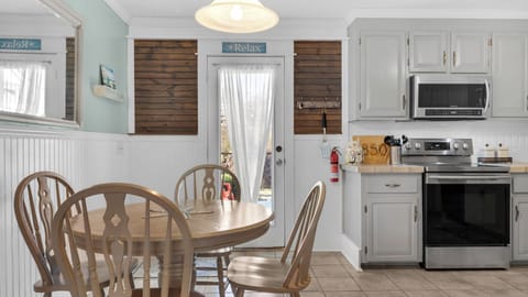 Sunshine Chateau  Dining & Kitchen area