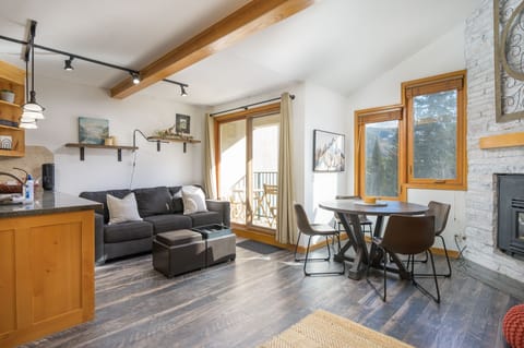 Bright open space, with natural light and vaulted ceilings