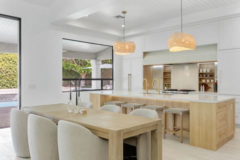 Beautiful fully-stocked designer kitchen