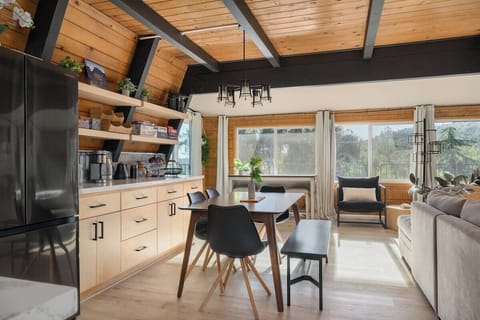 Dining Room: Enjoy breathtaking views and modern charm as you dine in style!