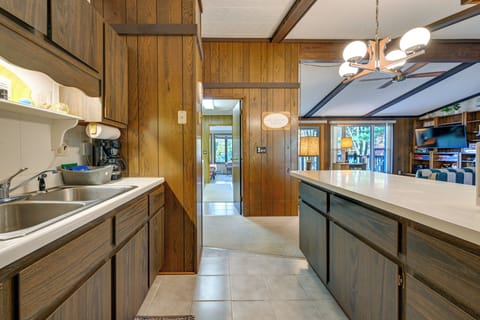 Kitchen | Cooking Basics | Coffee Maker | Trash Bags & Paper Towels Provided