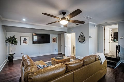 Leather sectional with a Smart TV and half bath. Enter the house through the back with no stairs.