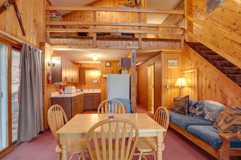 Dining Area | Dishware/Flatware Provided
