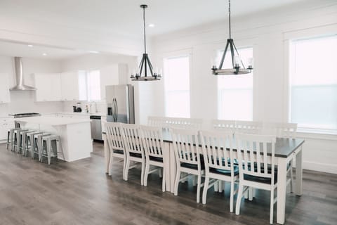 Fully stocked kitchen (2)