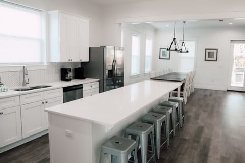 Fully stocked kitchen (1)