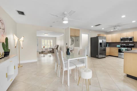 6-seater dining area just steps away from the kitchen