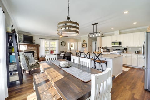 Dining Area | Dishware/Flatware | Trash Bags/Paper Towels