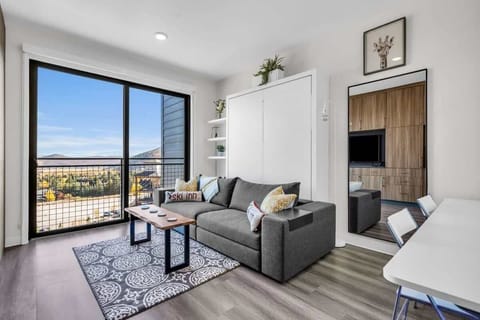This gorgeous ski-in/ski-out studio in the heart of Canyons Village will exceed your expectations for a vacation getaway.