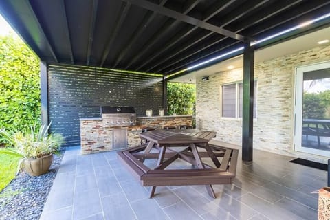 Dining area/kitchen-grill.