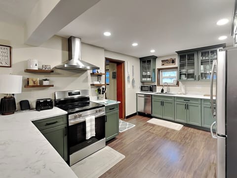 Spacious Full Kitchen