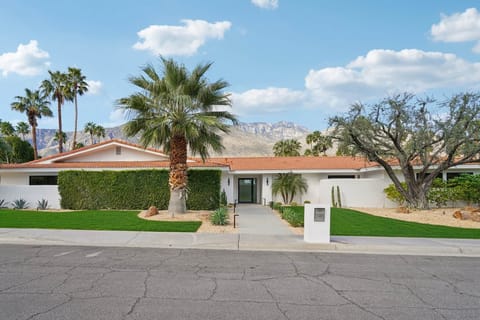 Welcome to your estate experience in Palm Springs