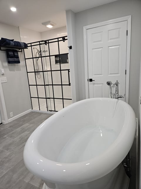 Primary Bed Ensuite Bath
Spa Inspired Hydro- Thermo Massage Tub
Custom Shower