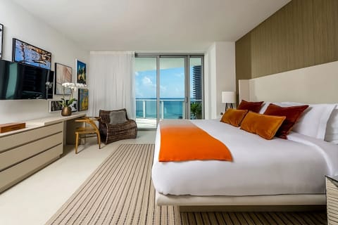 Unit with King size bed. Exact unit will be assigned upon arrival. Views, colors and decor may vary.
