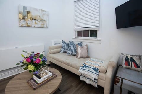 Living Room with FREE Netflix