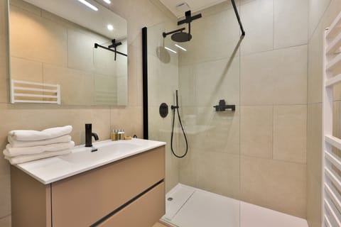 Shower room. En-suite bedroom. 
Non-contractual photo