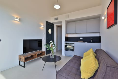 Living room and equipped kitchen. 
Non-contractual photo