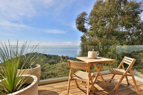 Terrace with dining area. 
Non-contractual photo